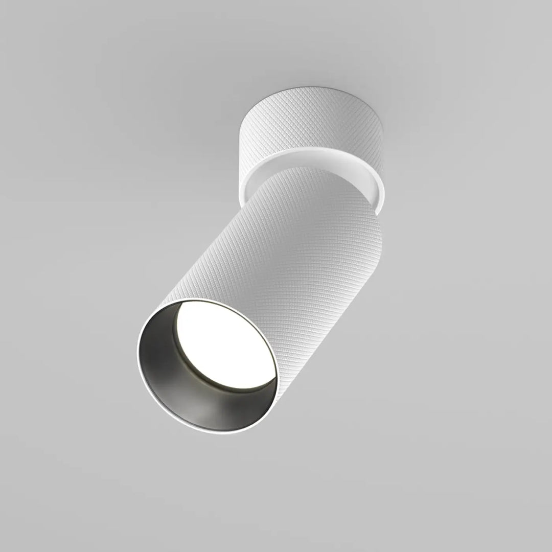 Spot orientable artisanal en aluminium texturé blanc avec tête orientable et intérieur métallique moderne