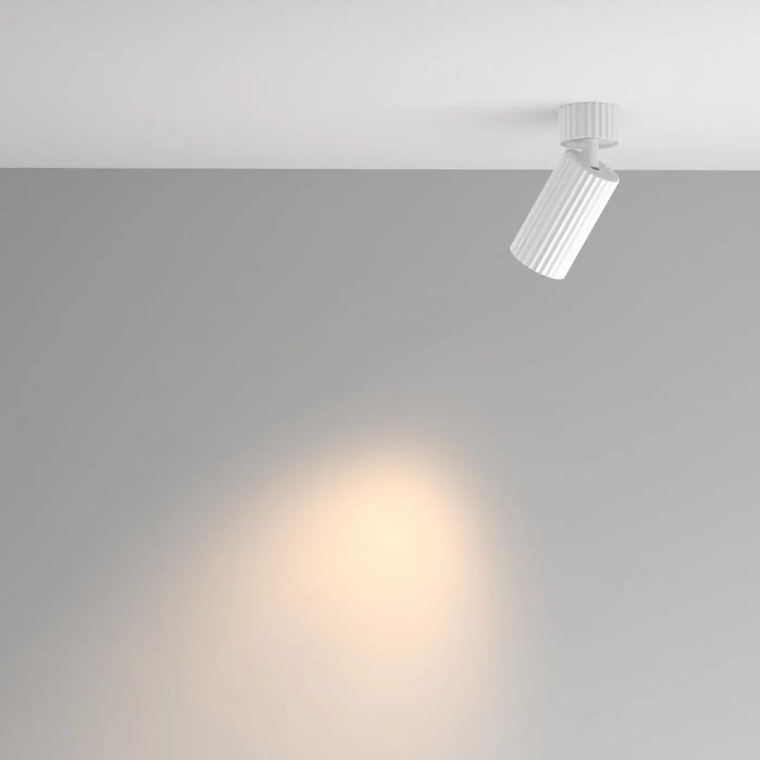 Spot orientable calipso blanc cylindre cannelé avec design moderne et orientable monté au plafond