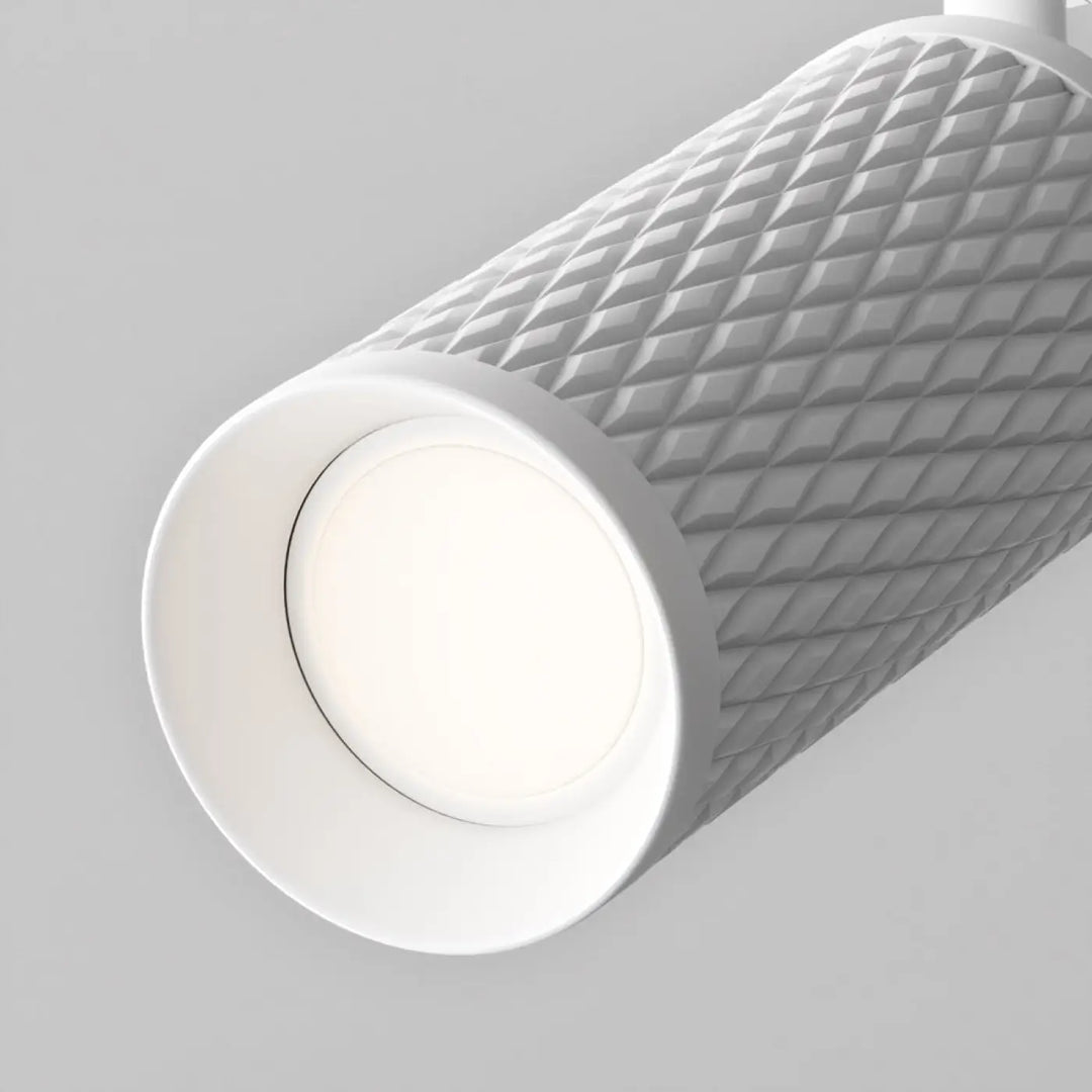 Spot orientable blanc avec tête texturée diamantée et ouverture circulaire lisse focus design