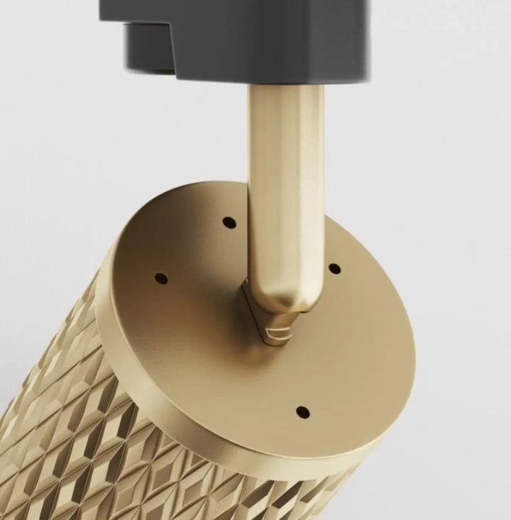 Spot orientable gold color cylindrique avec surface tête texturée diamantée et fixation plafond noir mat focus design