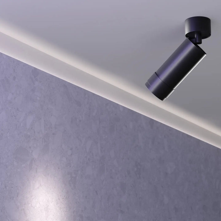 Spot focus zoom cylindrique noir à finition mate monté au plafond avec faisceau réglable orientable