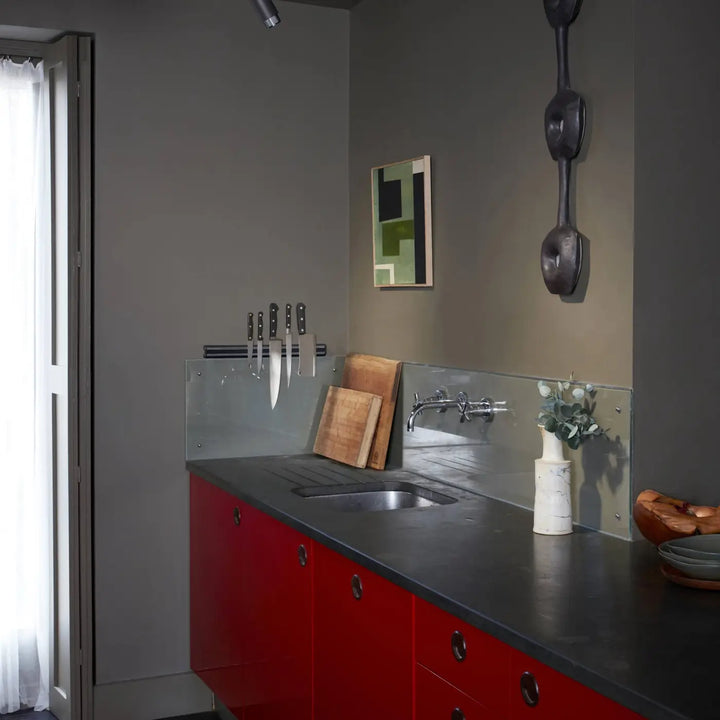 Spot sur rail Exhaust Graphite, finition acier, dans un intérieur #couleur_argent
