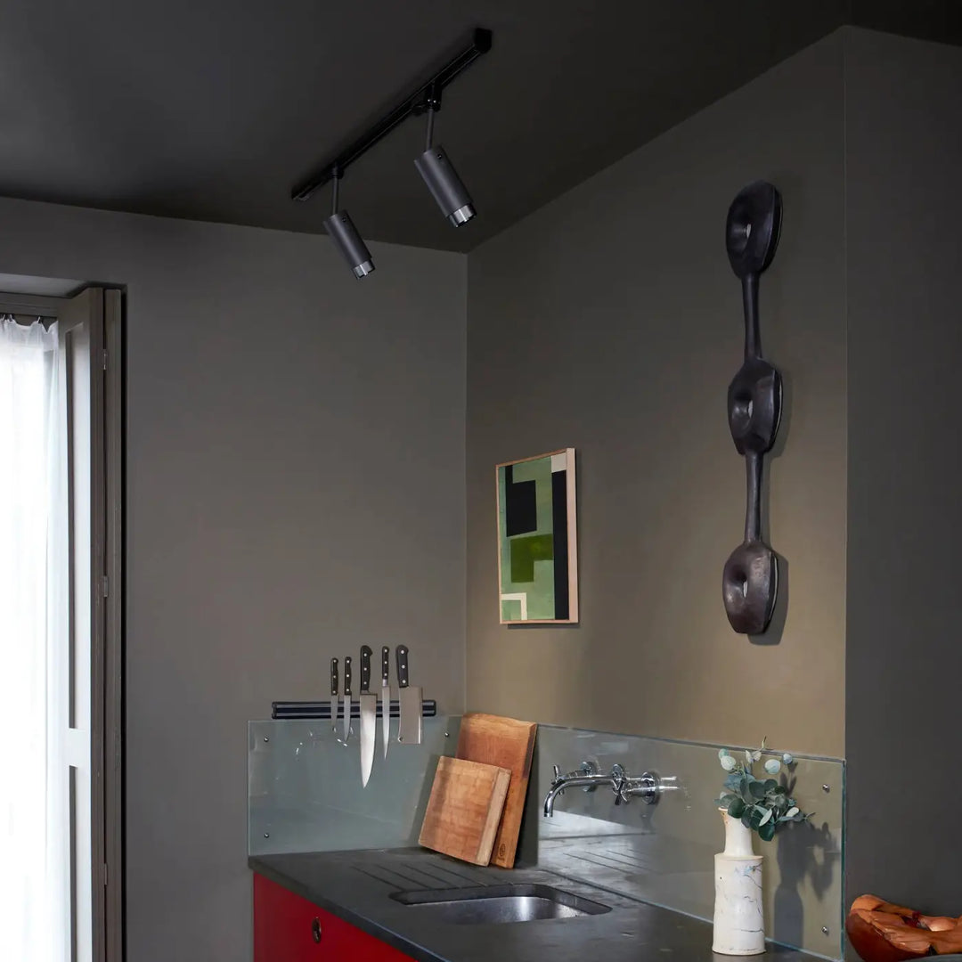Spot sur rail Exhaust Graphite, finition acier, dans un intérieur #couleur_argent