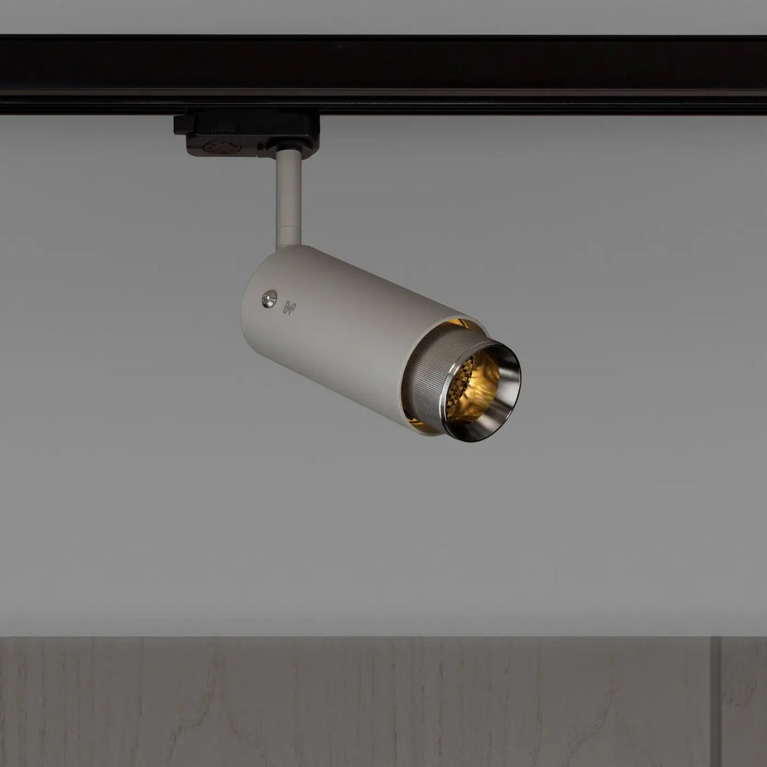 Spot sur rail Exhaust à gravure alignée Pierre, finition acier #couleur_argent
