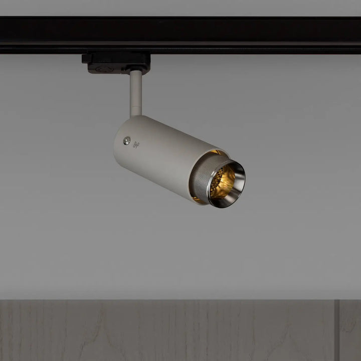 Spot sur rail Exhaust à gravure alignée Pierre, finition acier #couleur_argent