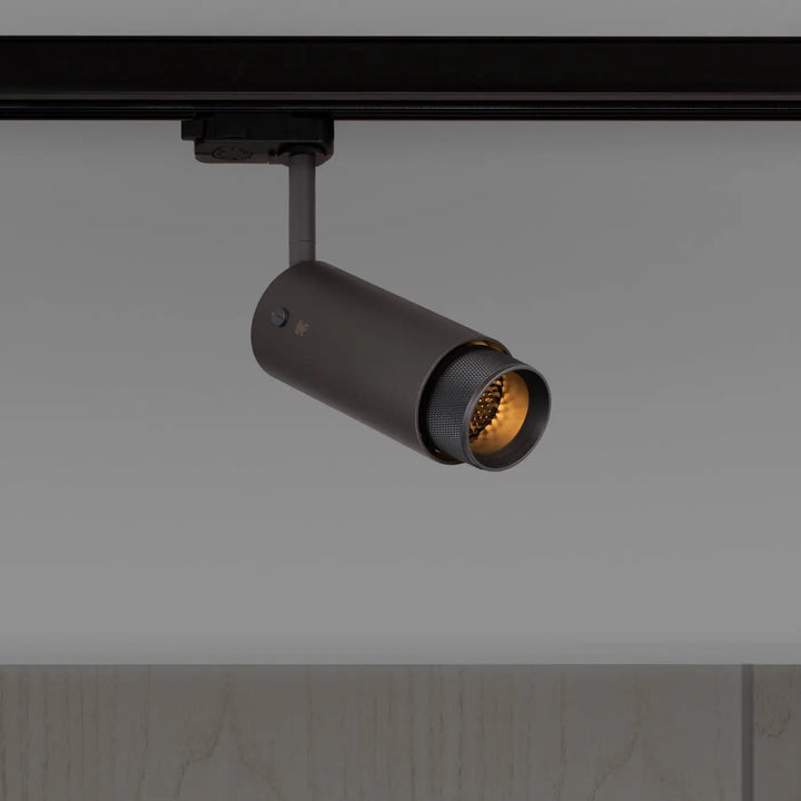Spot sur rail Exhaust à gravure quadrillée Graphite, finition bronze fumé #couleur_gris
