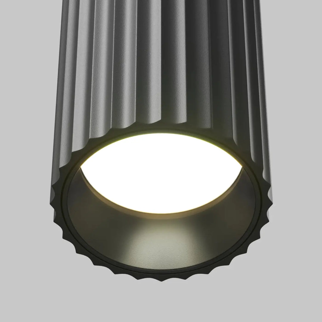 Spot calipso cylindre cannelé gris foncé avec éclairage ciblé et bord festonné disponible en trois finitions