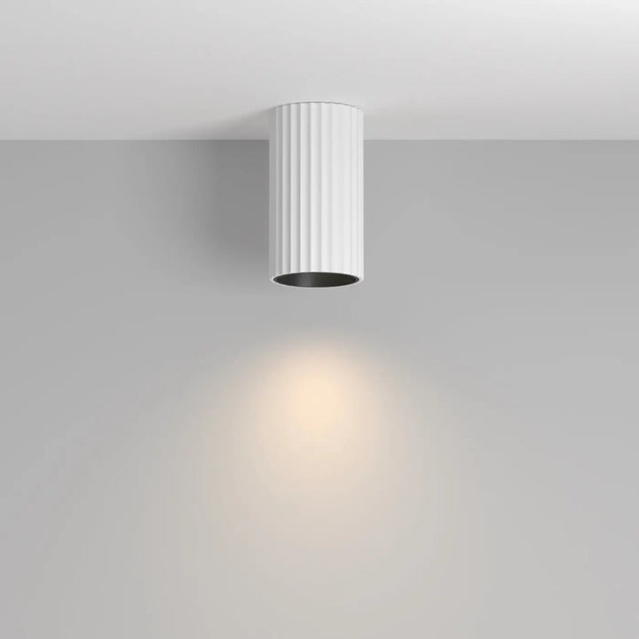 Spot calipso cylindre cannelé blanc avec intérieur noir pour éclairage ciblé en trois finitions émettant une lumière chaude