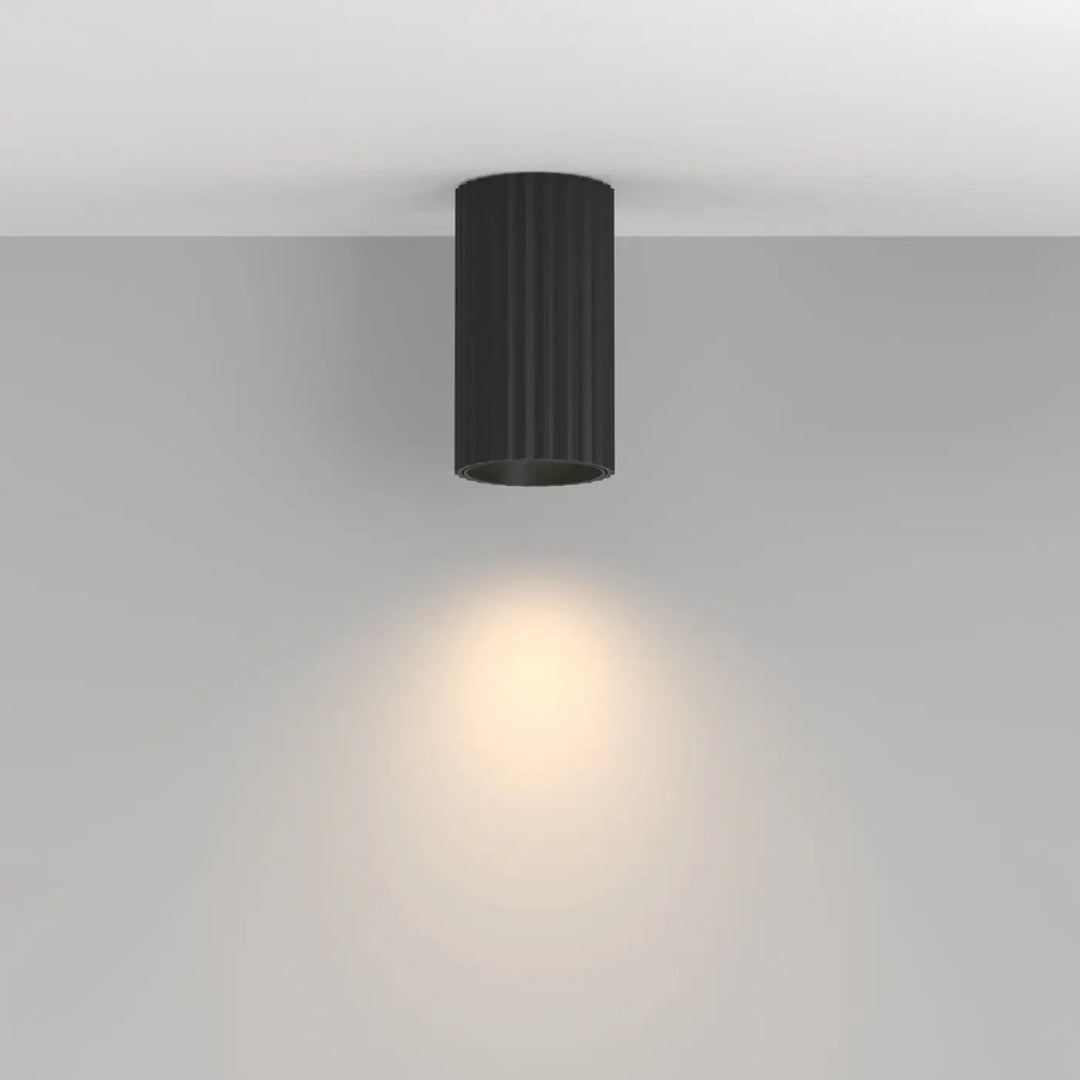 Spot calipso cylindre cannelé noir avec éclairage ciblé chaud en trois finitions pour plafond encastré