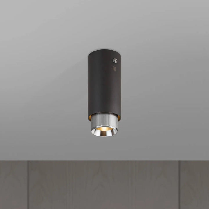Spot en saillie Exhaust à gravure alignée Graphite, détails en acier #couleur_argent