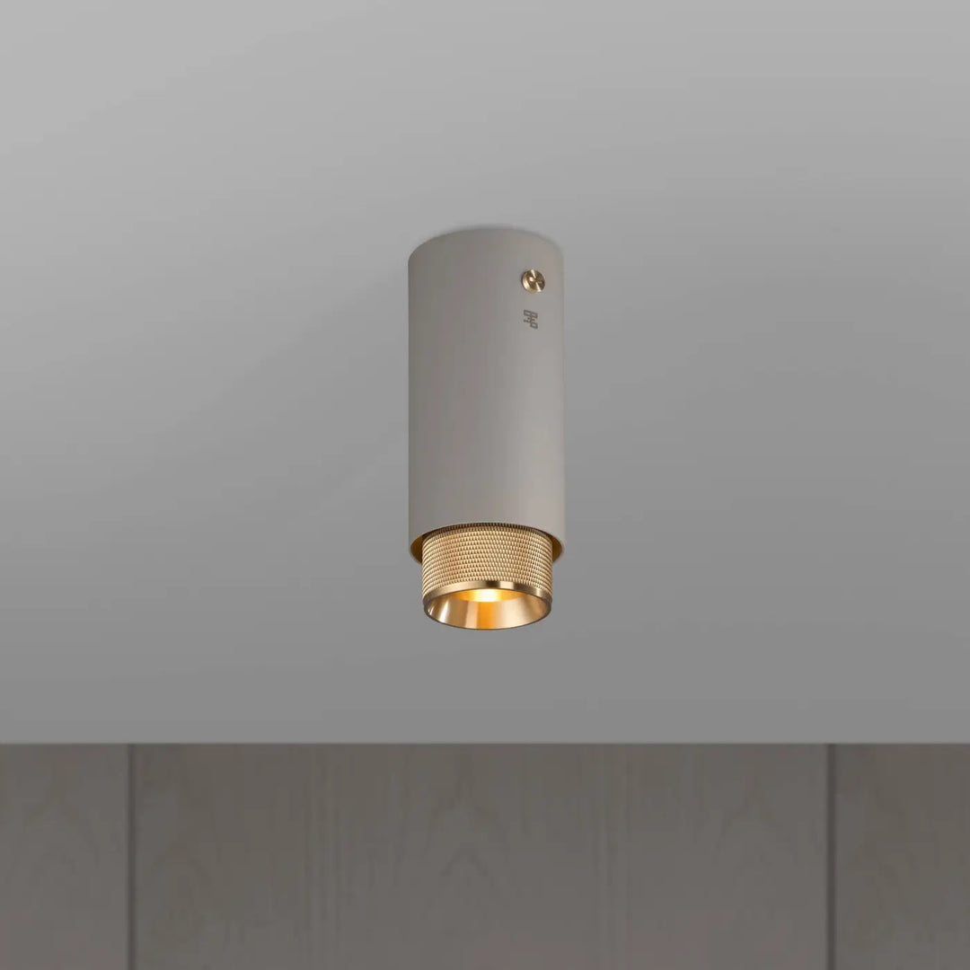 Spot en saillie Exhaust à gravure quadrillée Pierre, détails en laiton #couleur_dor