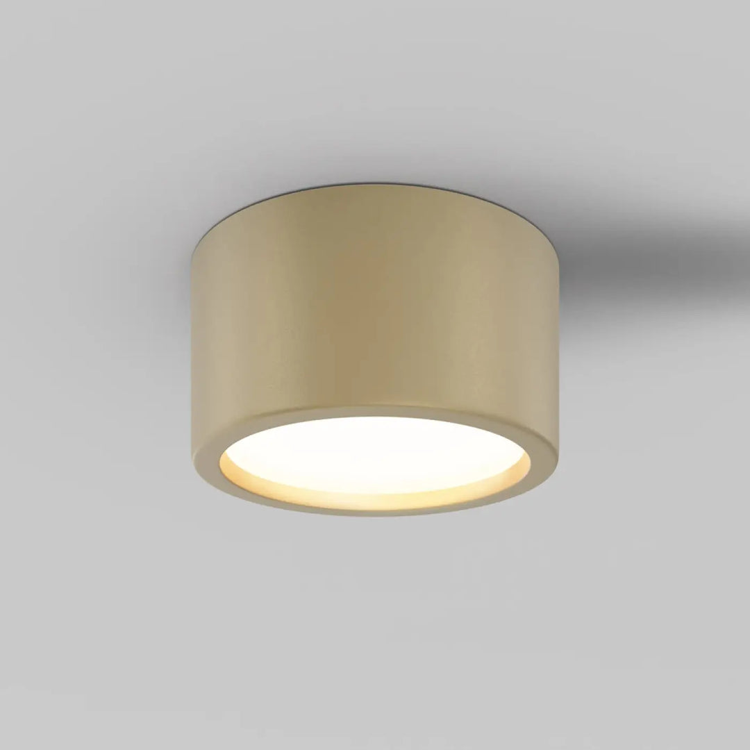 Spot hydra saillie led indice ip44 luminaire plafond cylindrique or mat avec lumière douce blanche chaude
