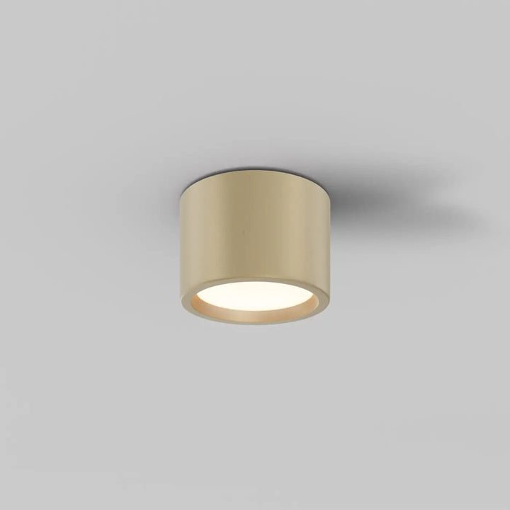 Spot hydra saillie led cylindre plafond mat or avec indice ip44 et lumière douce warm white illumination