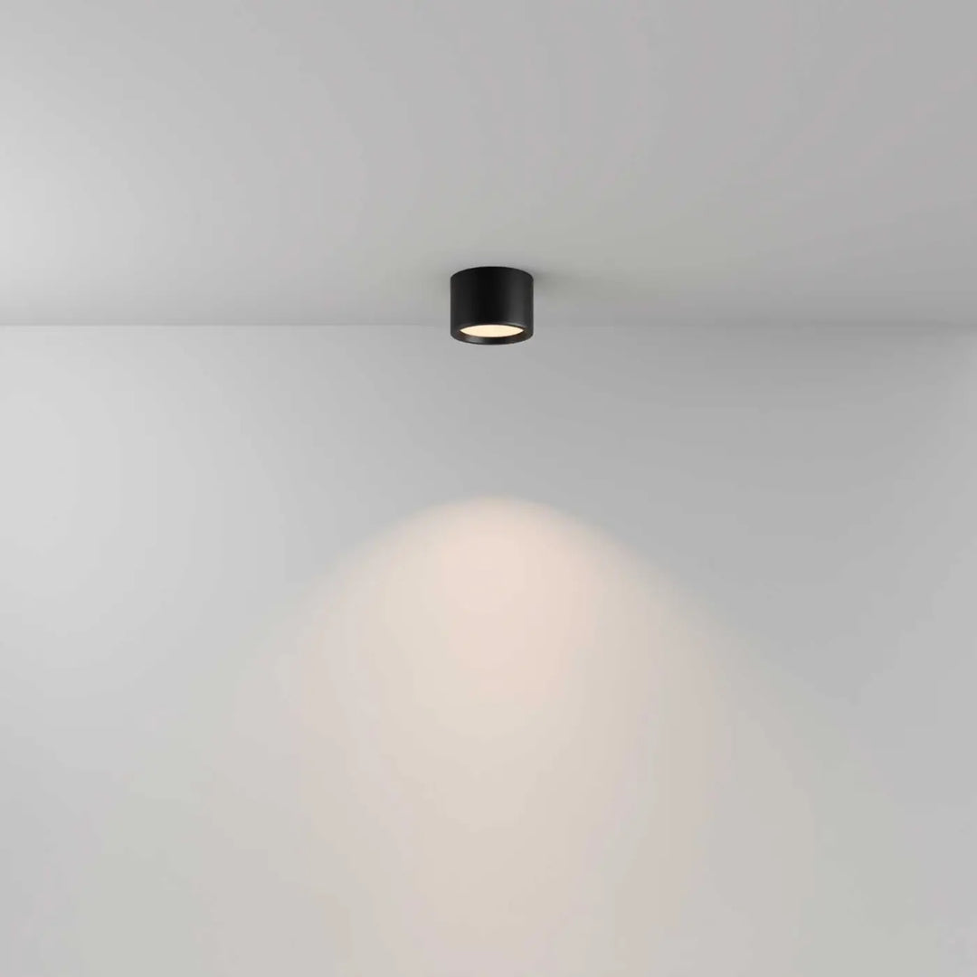 Spot hydra led noir cylindrique montage plafond indice ip44 émettant une lumière douce et focalisée disuqe étanche
