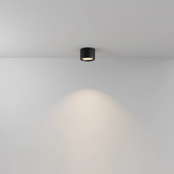 Spot cylindre noir plafonnier hydra led indice ip44 avec lumière douce et faisceau focalisé pour usage intérieur