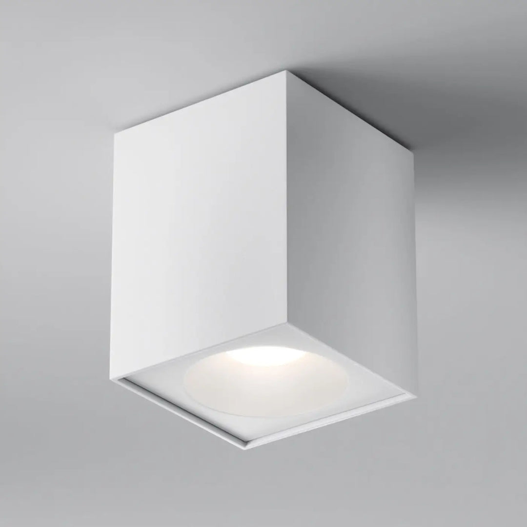 Spot zoom volume carré lumineux blanc avec design minimaliste et éclairage chaud pour plafond