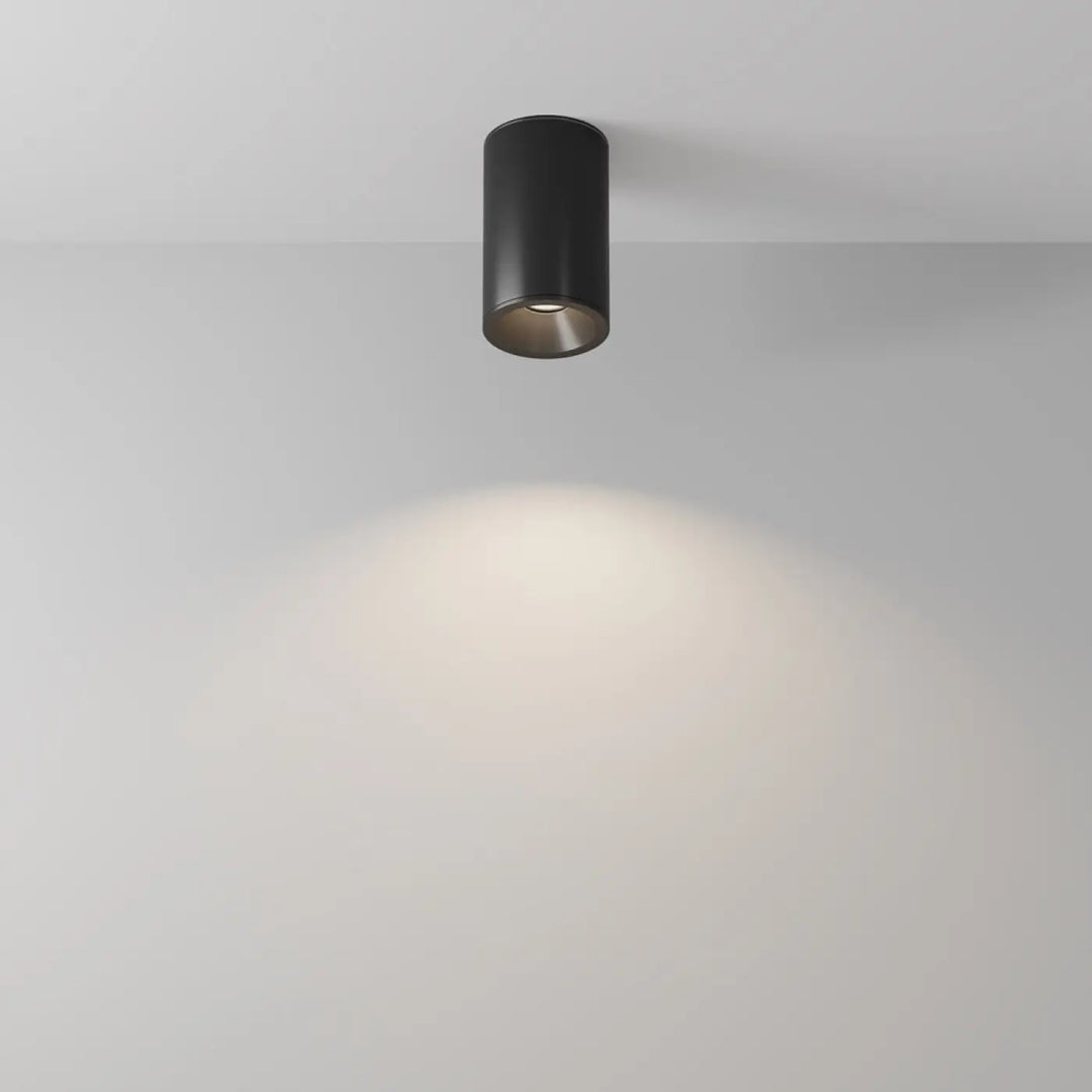 Spot zoom cylindre noir avec collerette métallique pour faux plafond offrant lumière dirigée précise