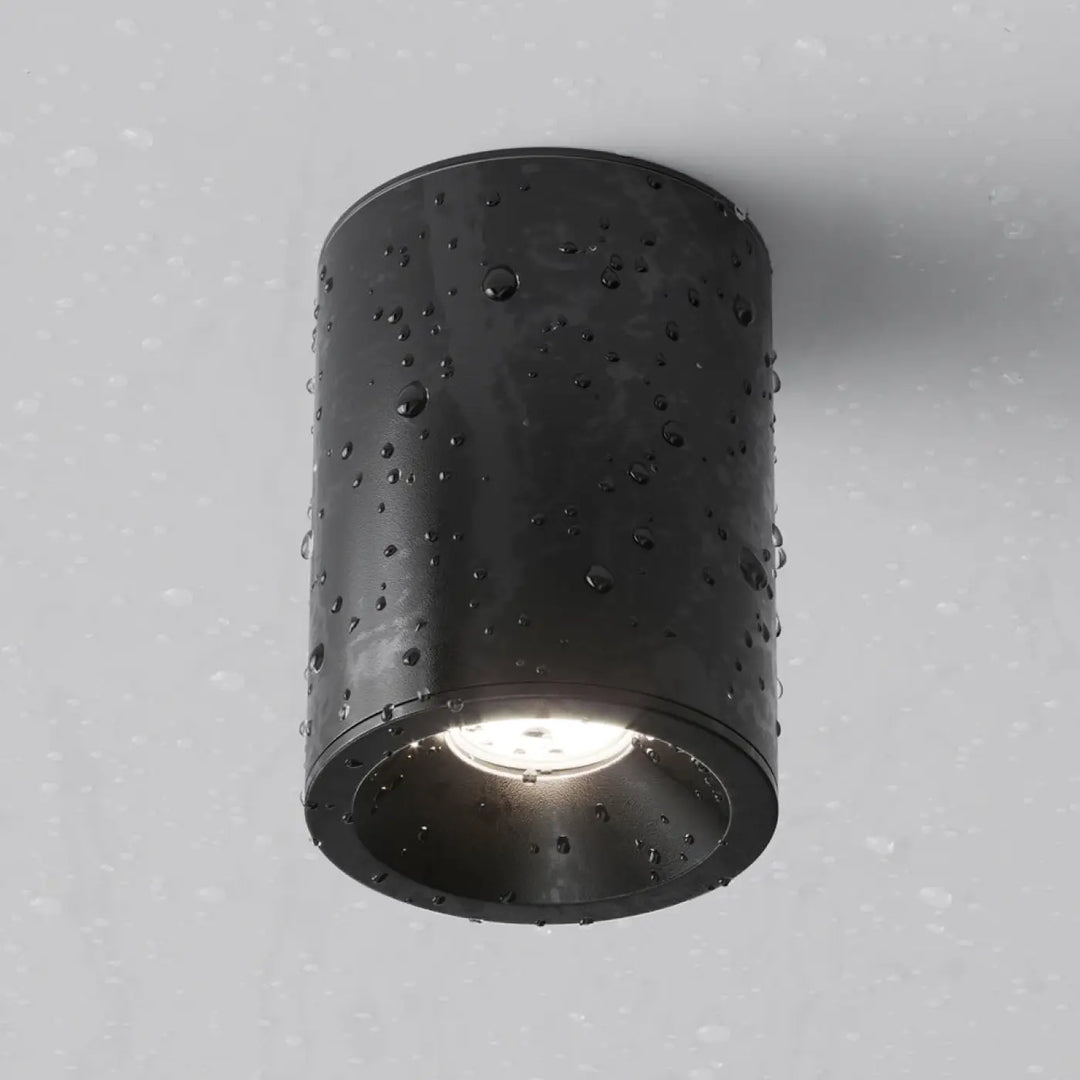 Spot zoom cylindre faux plafond lumière dirigée noir mat avec gouttes d’eau sur surface cylindrique