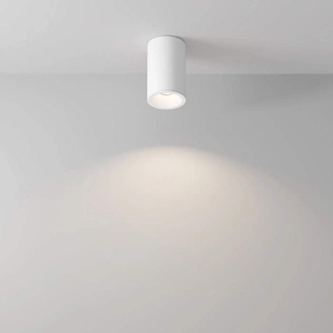 Spot zoom cylindre blanc monté au faux plafond pour une lumière dirigée minimaliste et élégante