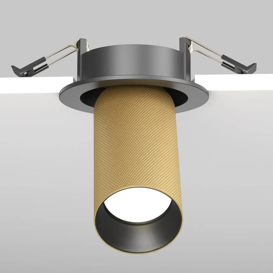 Spot semi-encastré artisan avec abat-jour cylindrique en aluminium texturé or et base noire mate moderne