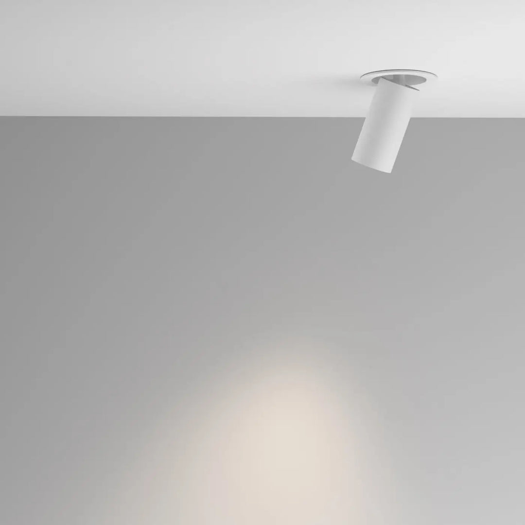 Spot semi-encastré artisan blanc en aluminium texturé avec design minimaliste et cylindrique pour éclairage intérieur