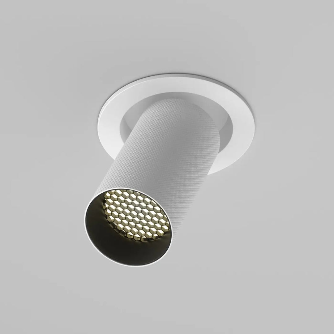 Spot semi encastré artisan blanc avec surface aluminium texturé et matrice led hexagonale à l’avant