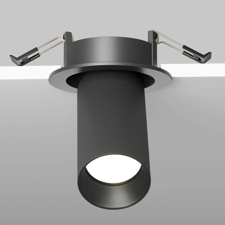 Spot semi-encastré artisan en aluminium texturé noir mat avec abat-jour cylindrique et bras de fixation ajustables