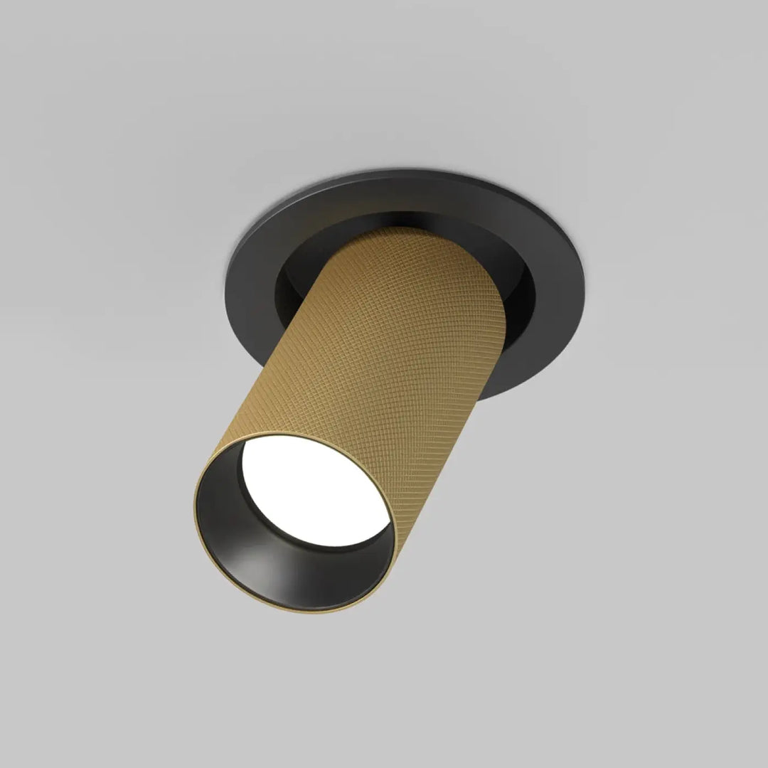 Spot semi-encastré artisan avec abat-jour cylindrique doré texturé en aluminium et bordure noire en métal