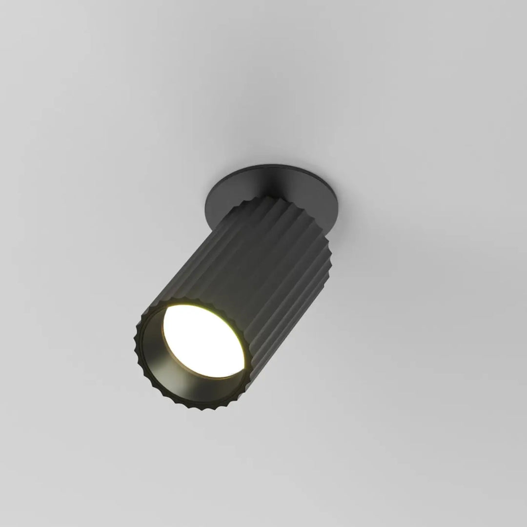 Spot semi-encastré calipso en métal noir cannelé avec lentille éclairée blanc chaud pour éclairage intérieur