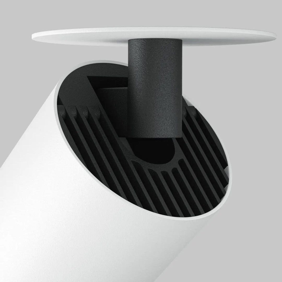 Spot focus led semi-encastré avec corps conique blanc et colonne noire texturée supportant un abat-jour plat circulaire