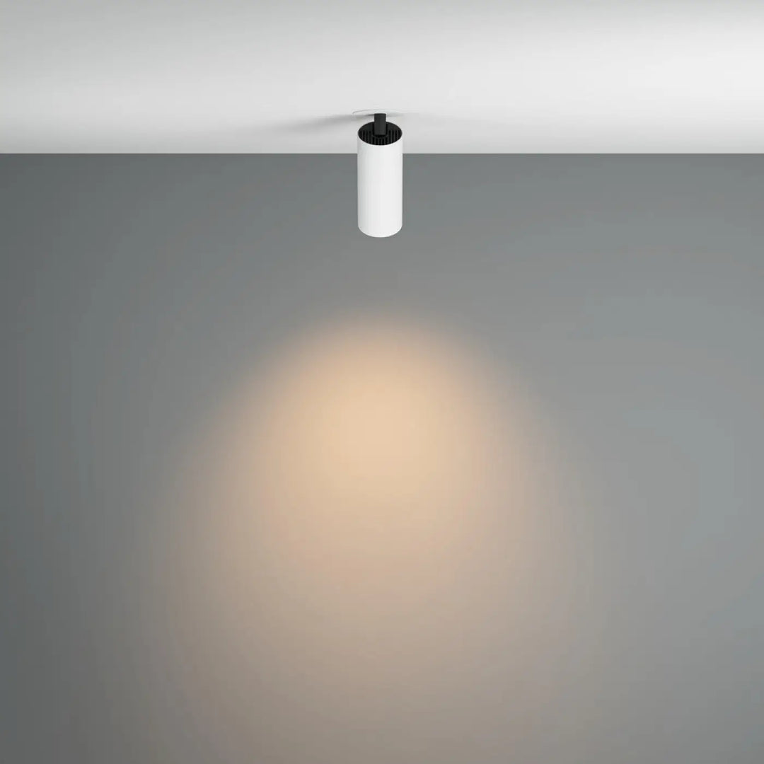 Spot focus led blanc cylindrique encastré au plafond avec led intégrée émettant une lumière chaude ciblée