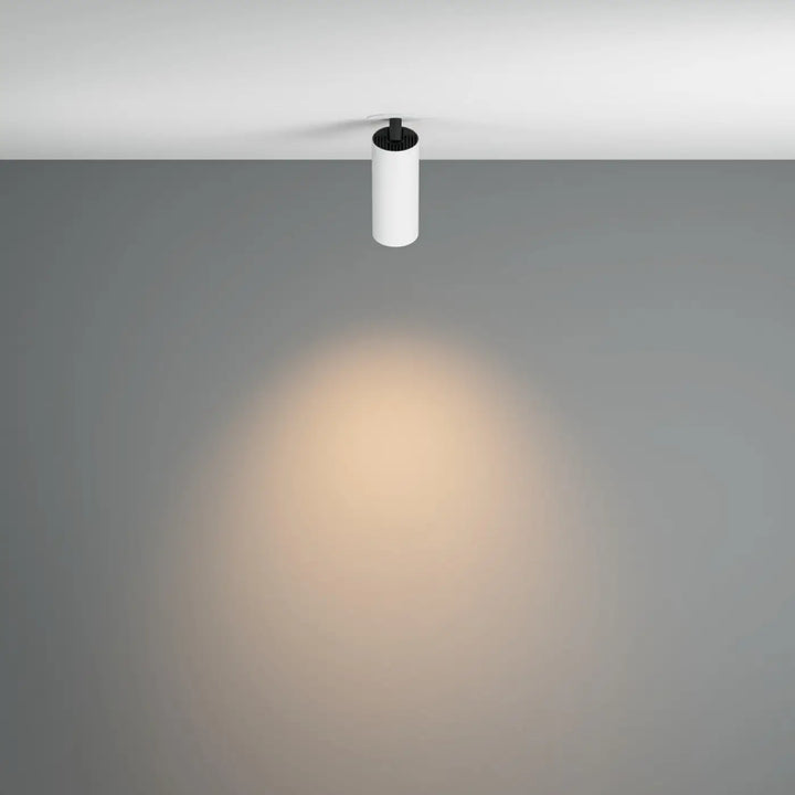 Spot focus led blanc cylindrique encastré au plafond avec led intégrée émettant une lumière chaude ciblée