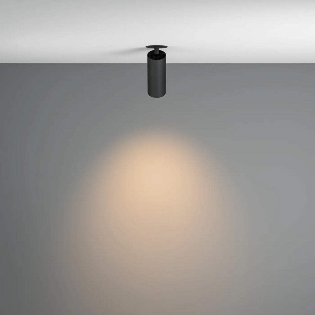 Spot focus led semi-encastré noir émettant une lumière chaude et concentrée avec led intégrée