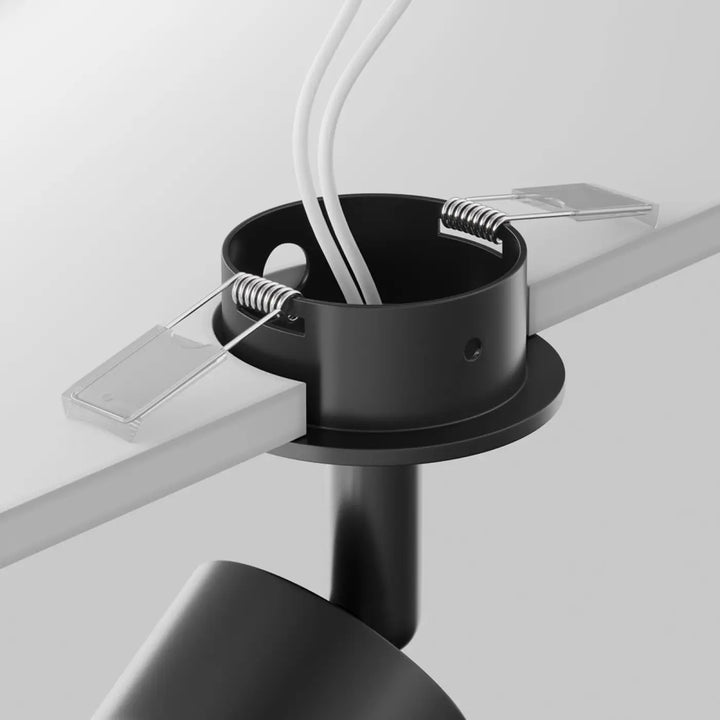 Spot focus semi-encastré long cylindre orientable en finition noire mate avec câbles blancs sécurisés par clips ressorts