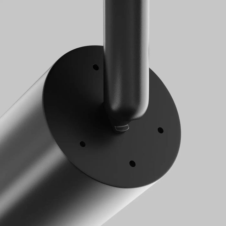 Spot focus semi-encastré avec long cylindre orientable en métal noir mat et plaque de fixation circulaire à quatre trous