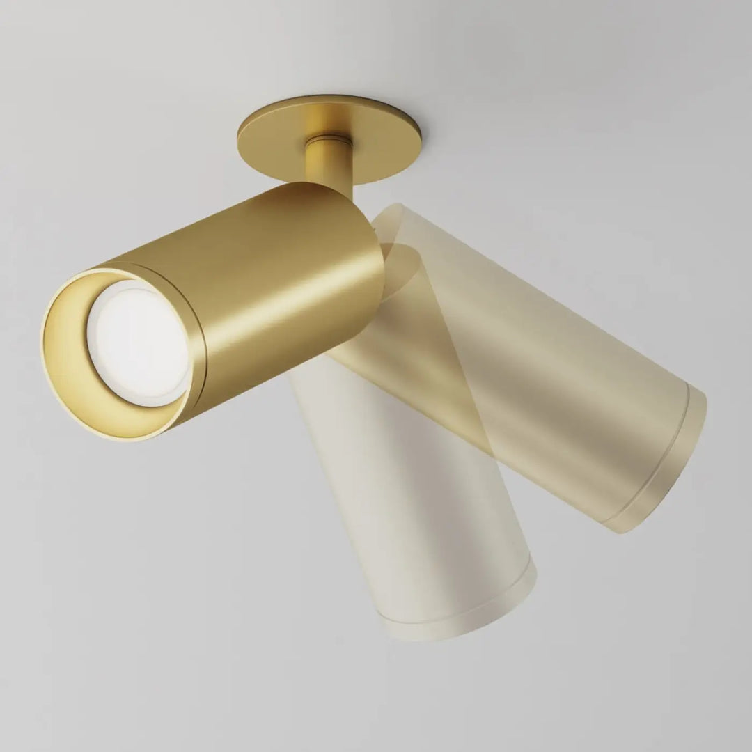 Spot focus semi encastré en finition or avec long cylindre orientable et diffuseur en verre dépoli