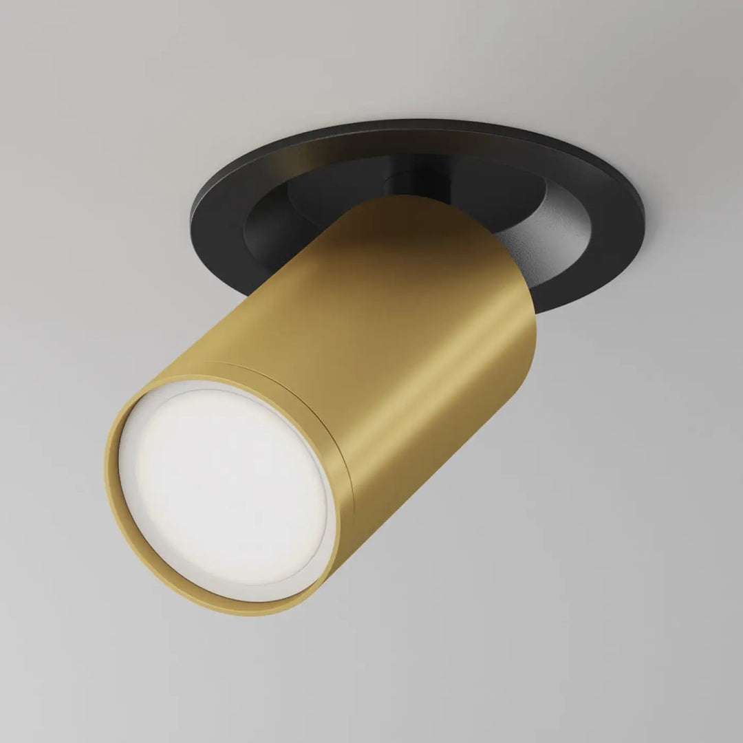 Spot semi-encastré focus en finition or avec tête orientable et anneau de fixation noir pour ampoule gu10
