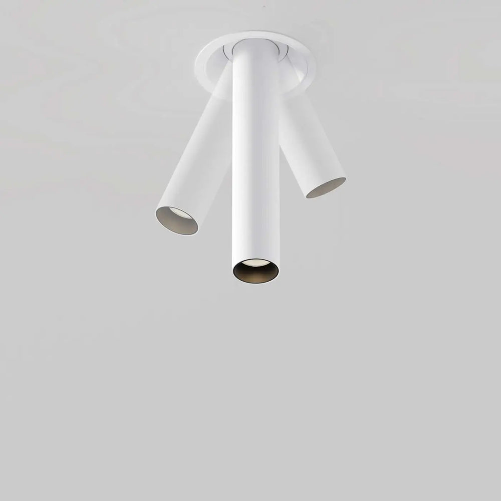 Spot focus t tube semi-encastré blanc mat avec trois bras inclinés et fin orientable pour éclairage ciblé