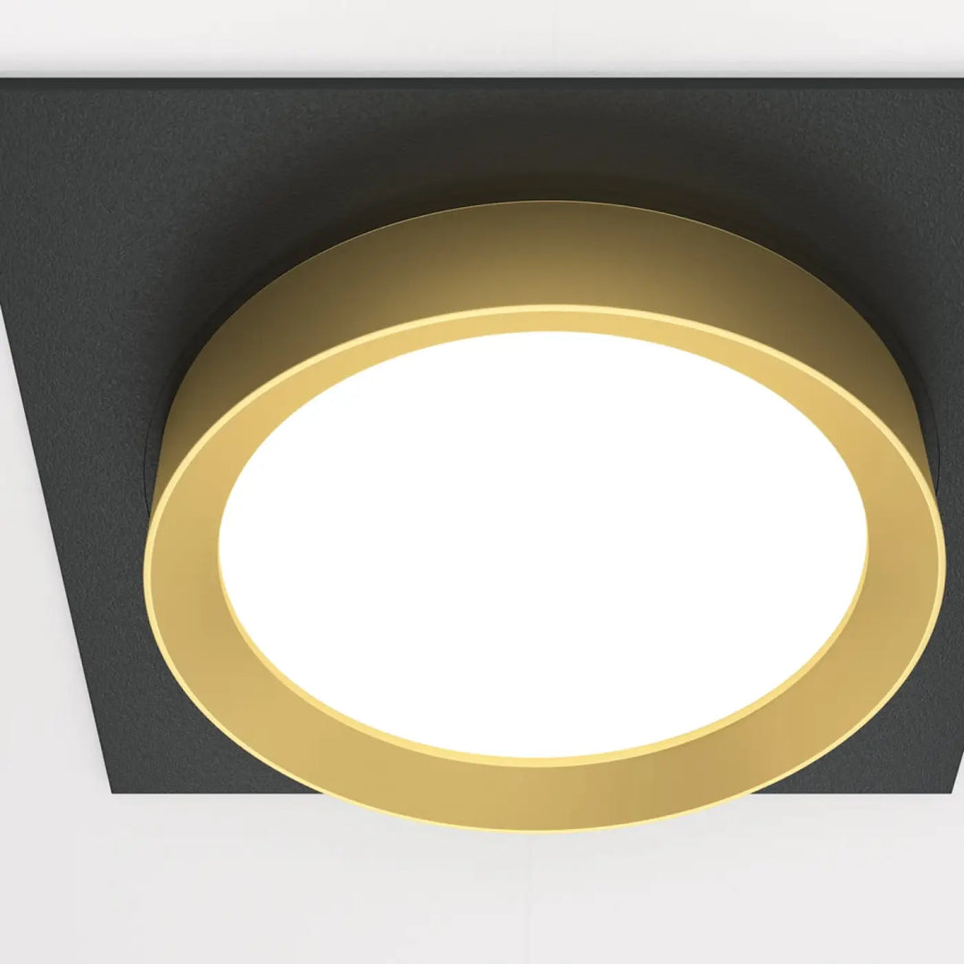 Spot semi-encastré cadre carré avec cadre noir et disque lumineux doré pour un éclairage moderne et chaleureux