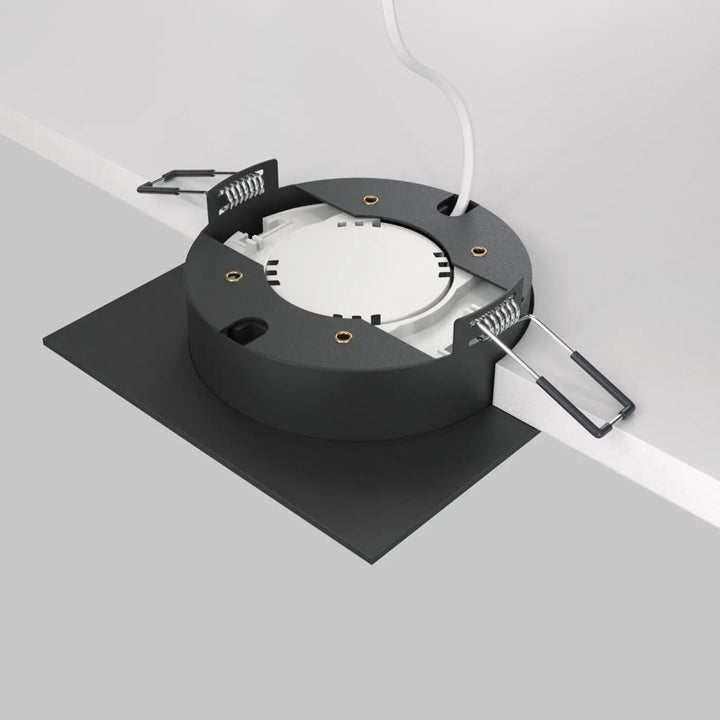 Spot semi-encastré cadre carré noir avec finitions mates et clips ressorts pour montage discret de disque lumineux