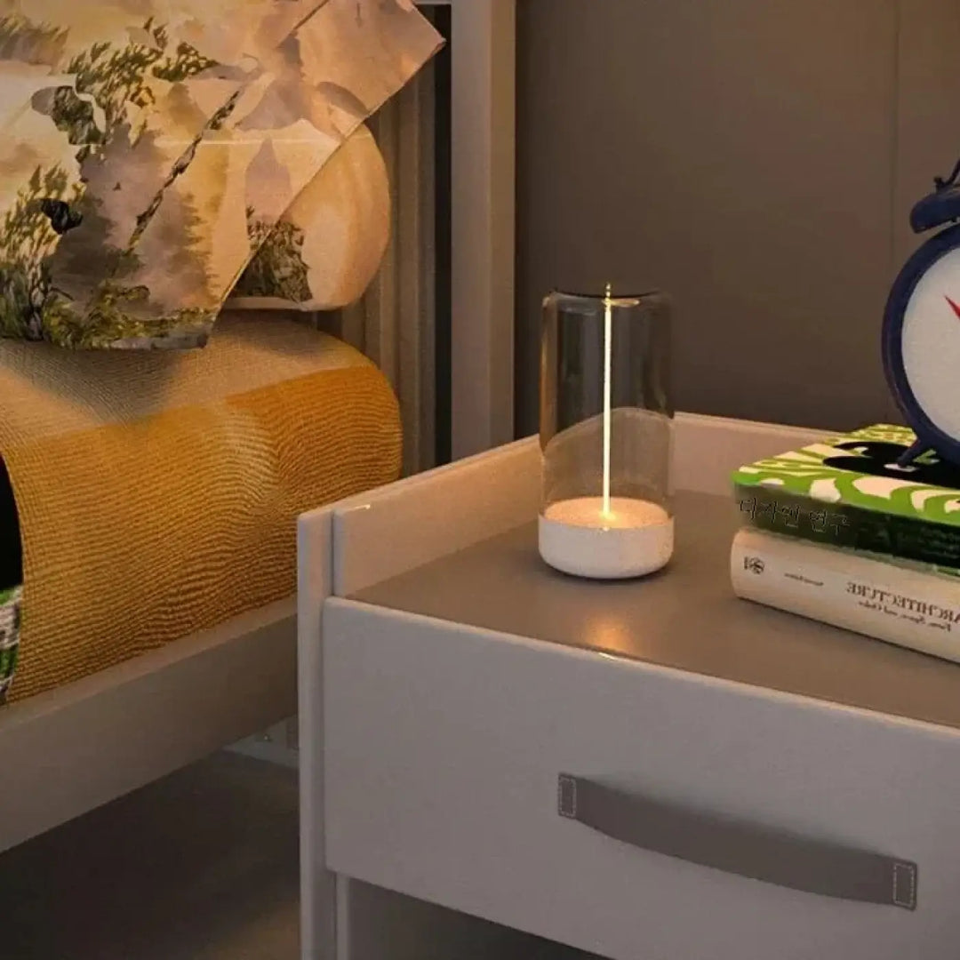 Lampe led bougie moderne suprimmer avec base blanche en verre et lumière chaude verticale idéale pour table design