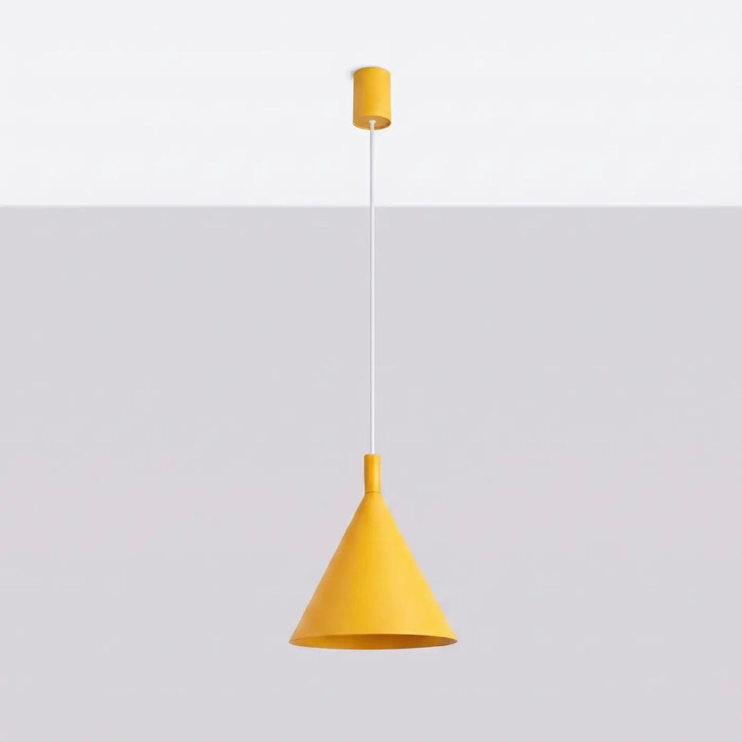 Suspension Luminaire jaune éteinte, vue rapprochée
