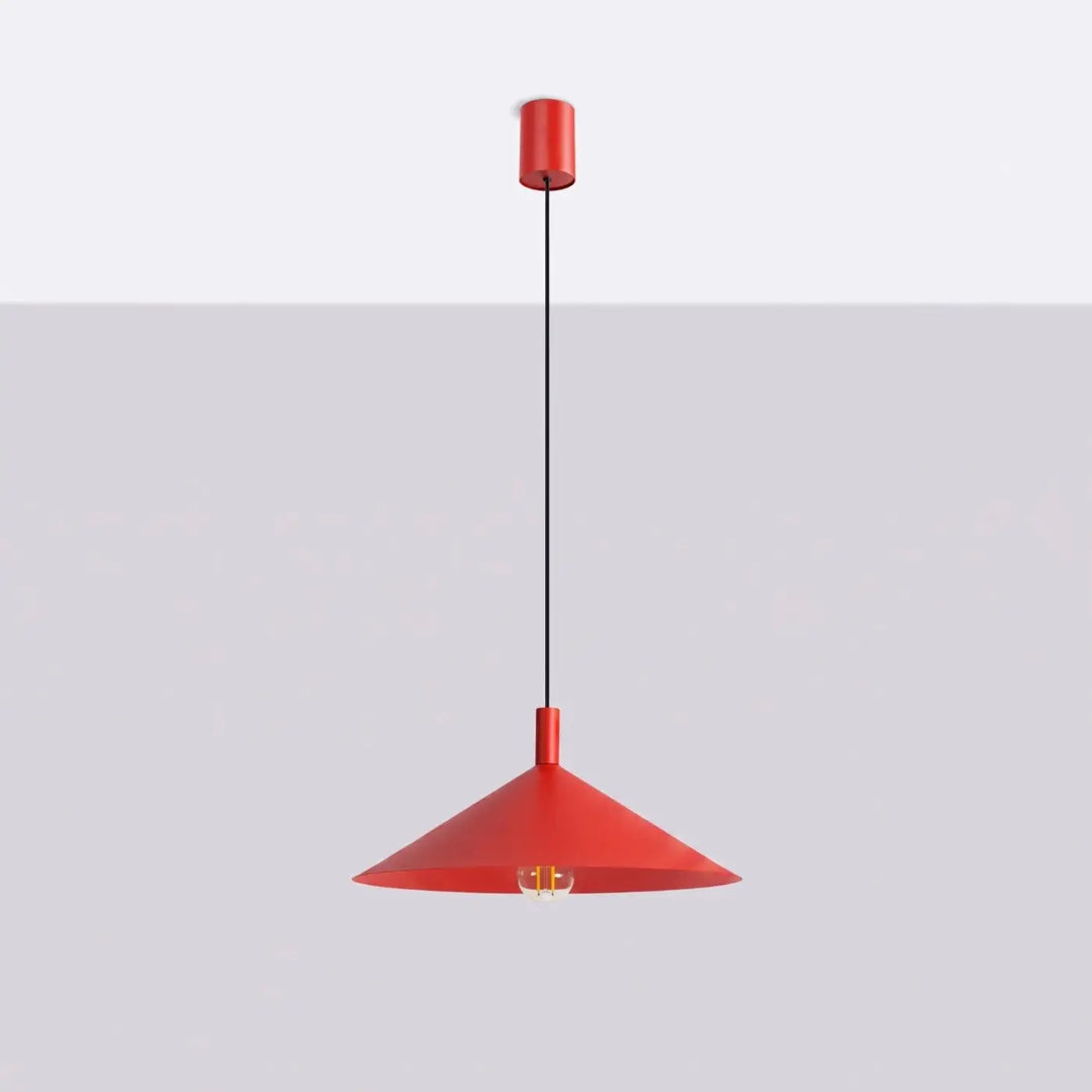 Suspension Luminaire rouge éteinte, vue rapprochée