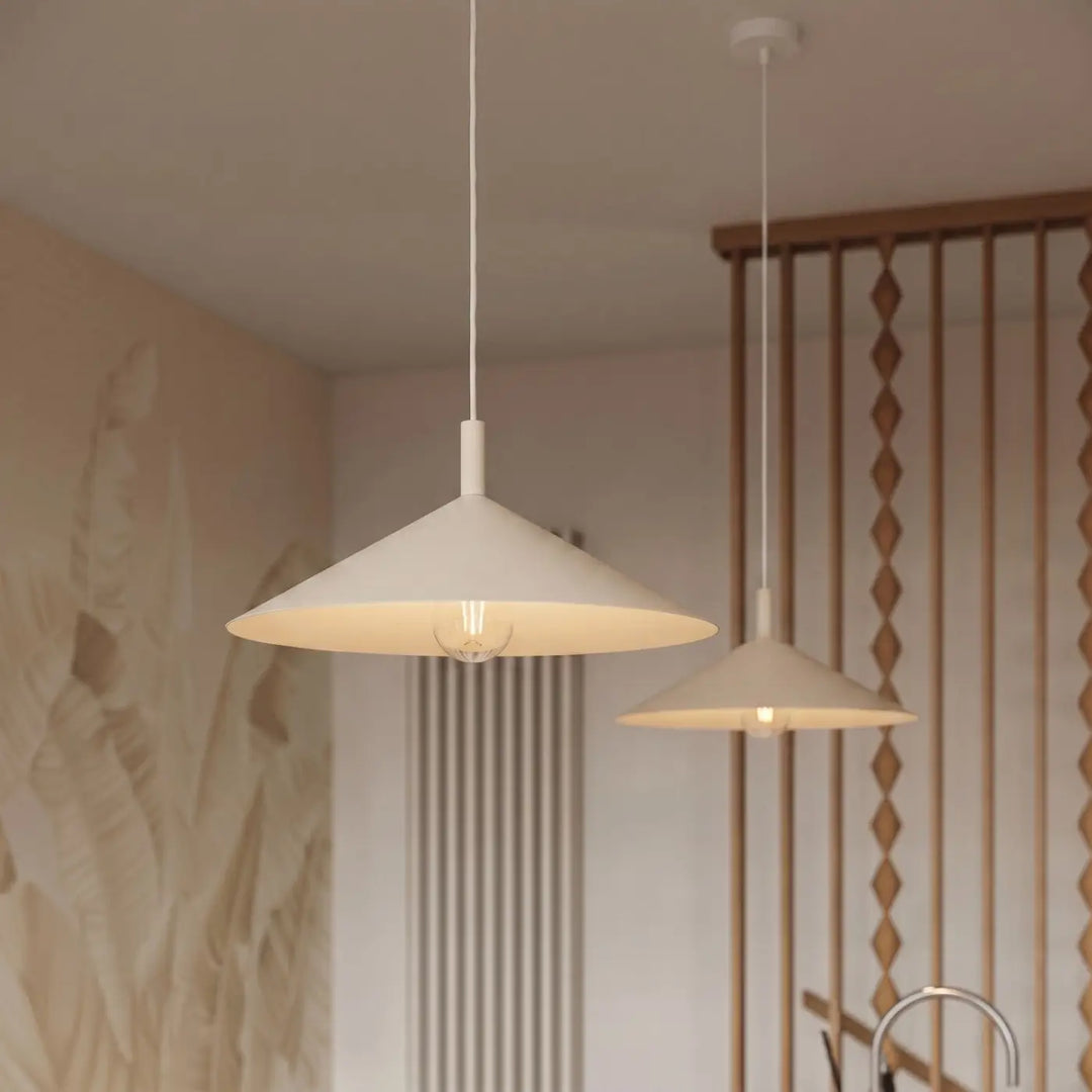 Suspension Luminaire beige allumée, vue rapprochée
