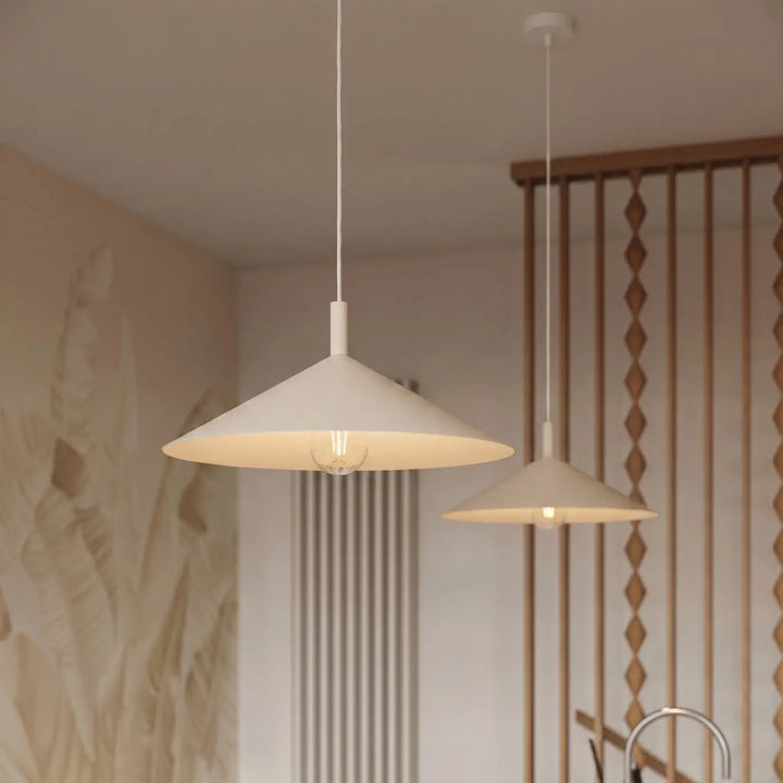 Suspension Luminaire beige allumée, vue rapprochée