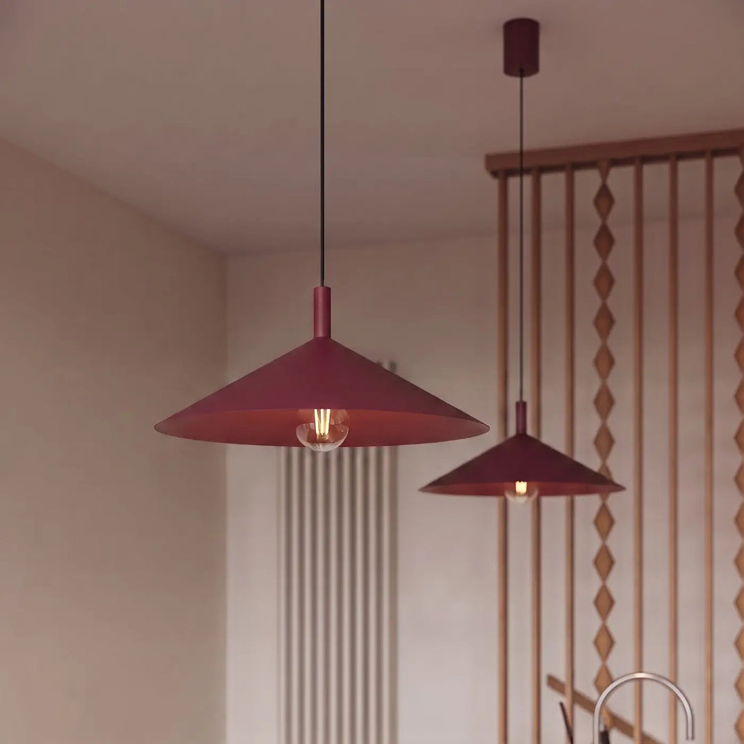 Suspension Luminaire bordeaux allumée, vue rapprochée