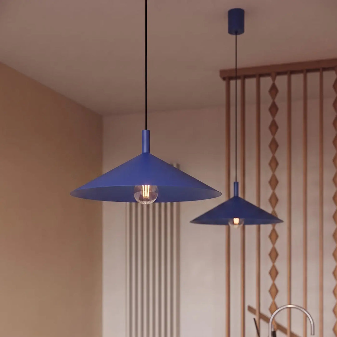 Suspension Luminaire outremer allumée, vue rapprochée
