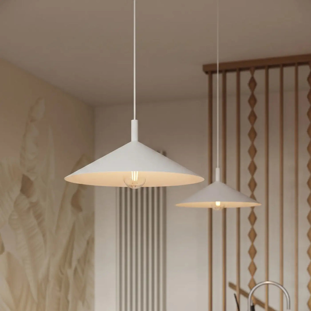 Suspension Luminaire blanc allumée, vue rapprochée