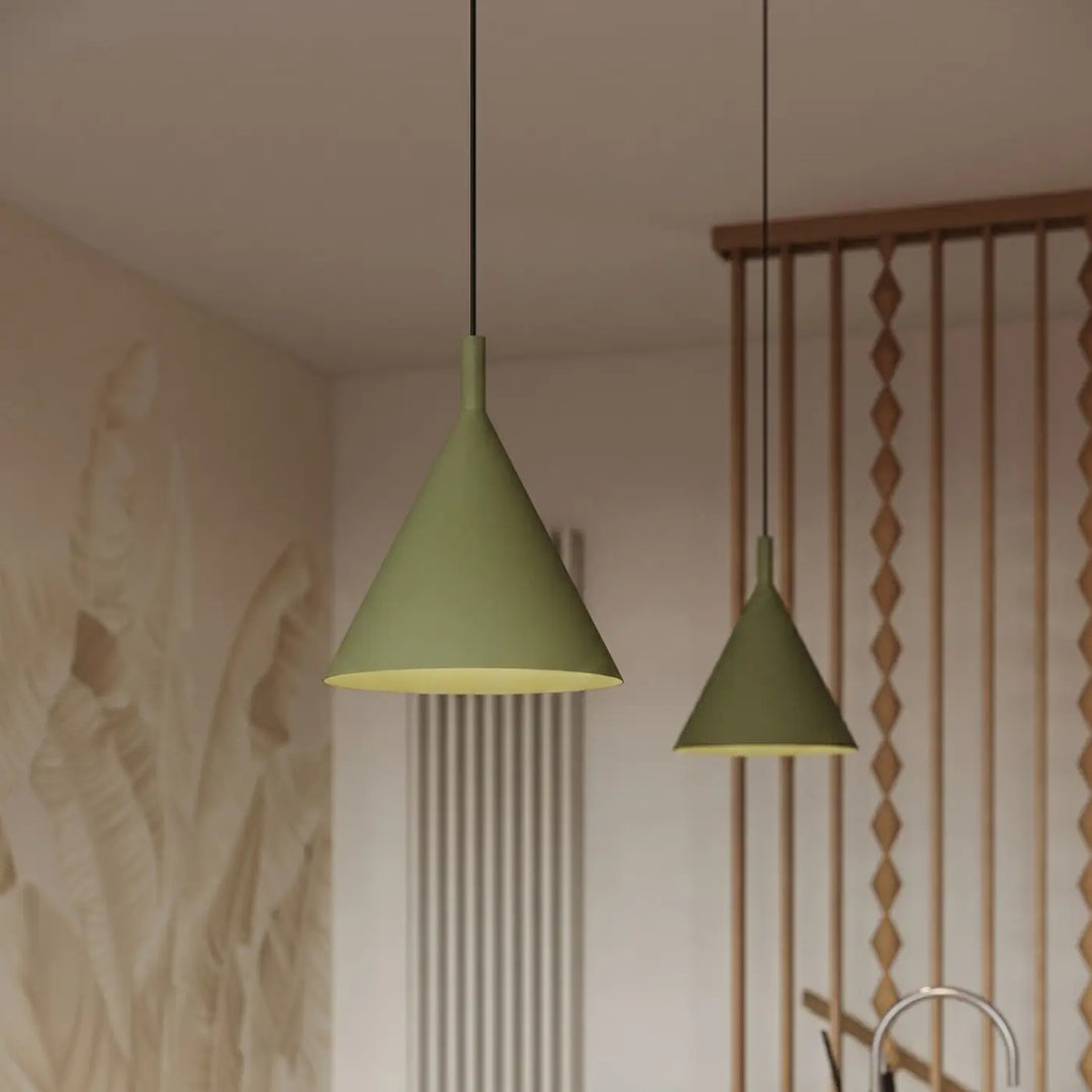Suspension Luminaire vert olive allumée, vue rapprochée