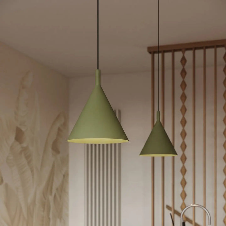 Suspension Luminaire vert olive allumée, vue rapprochée